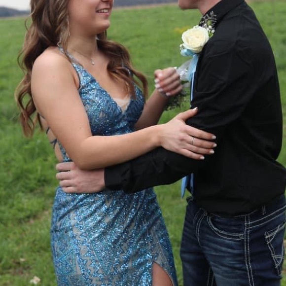 GORGEOUS PROM DRESS! - Picture 9 of 12